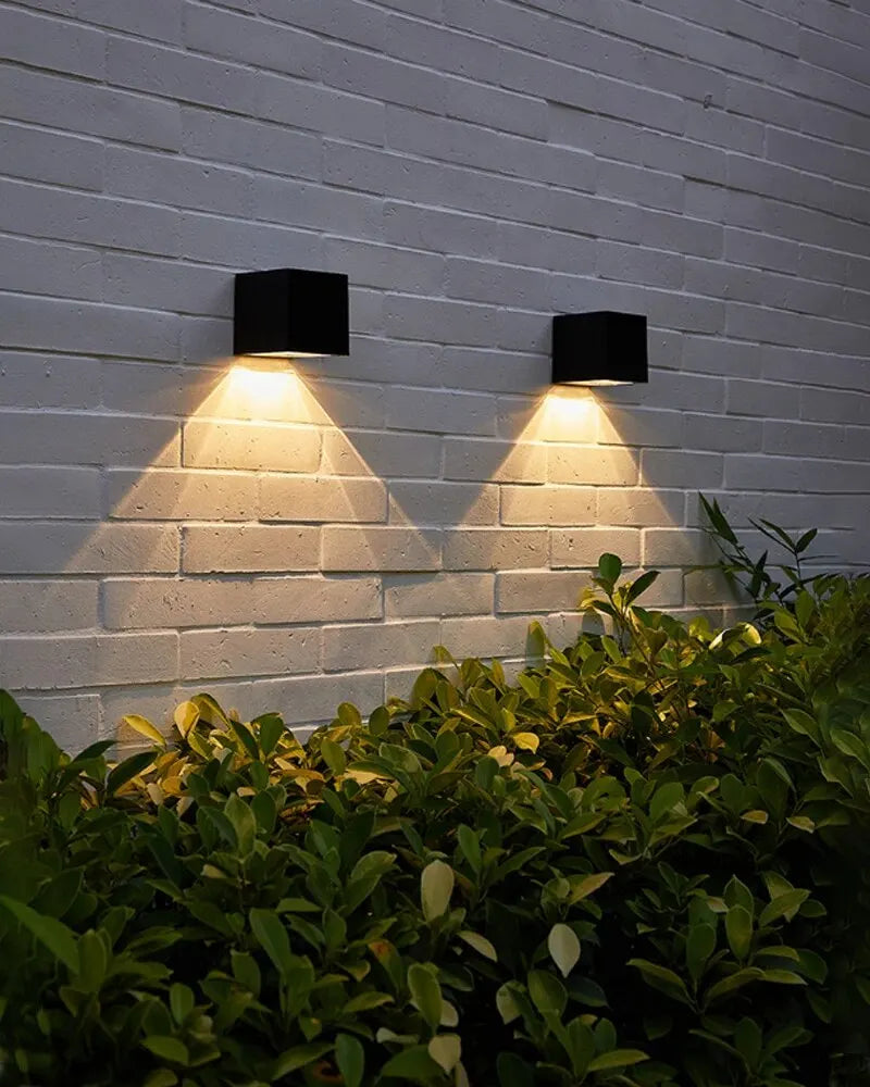Lámpara solar LED exterior cuadrada IP65 — sensor automático para patio, balcón y jardín