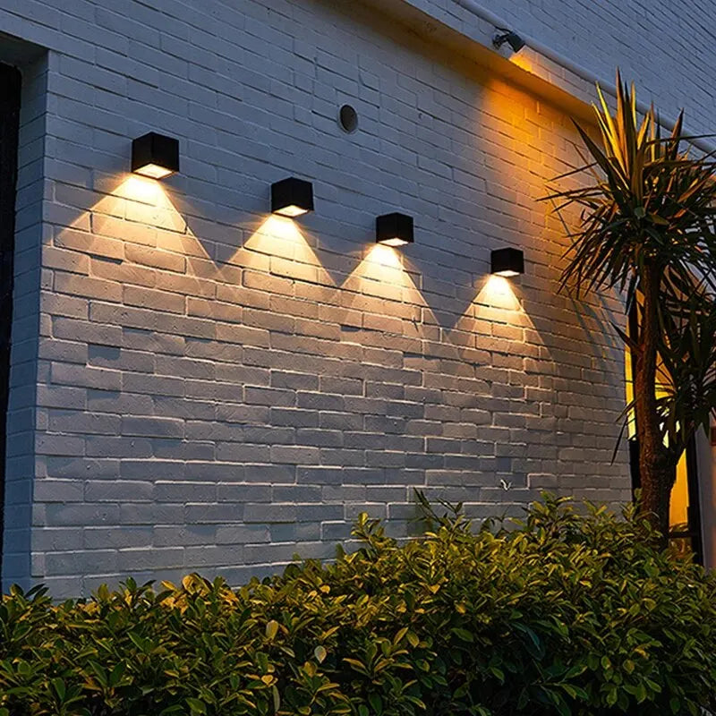 Lámpara solar LED exterior cuadrada IP65 — sensor automático para patio, balcón y jardín