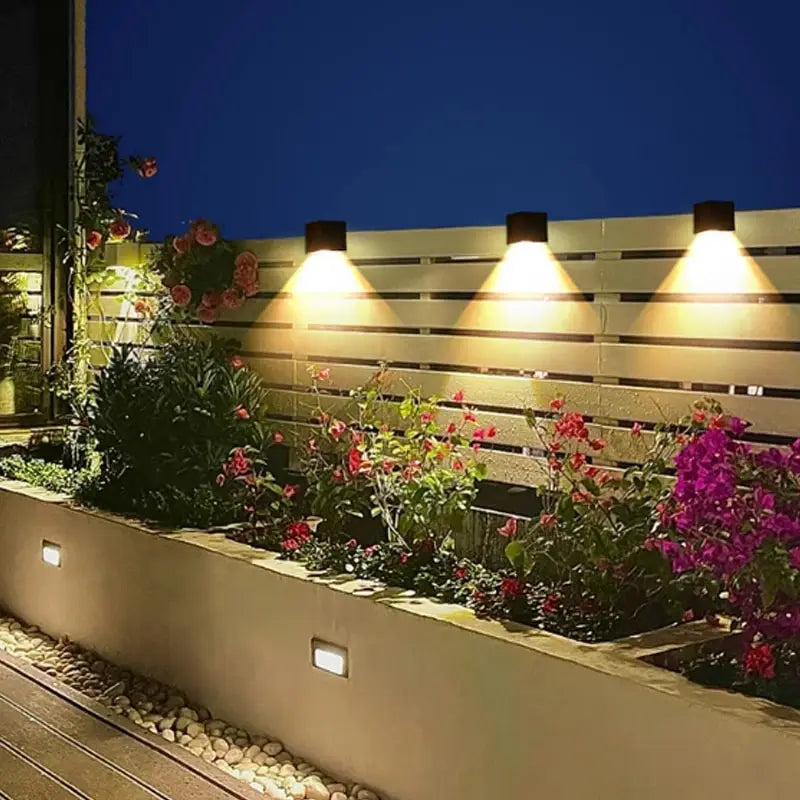 Lámpara solar LED exterior cuadrada IP65 — sensor automático para patio, balcón y jardín