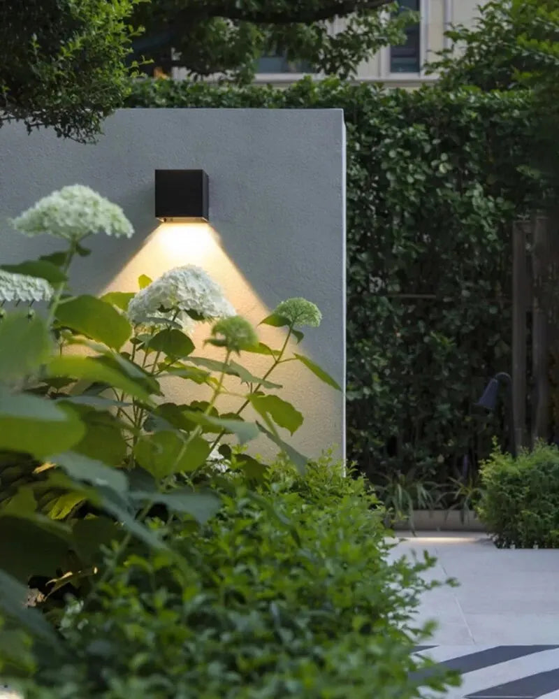 Lámpara solar LED exterior cuadrada IP65 — sensor automático para patio, balcón y jardín