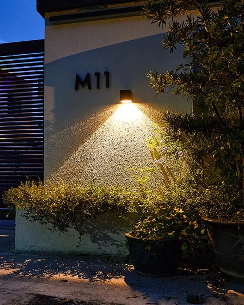 Lámpara solar LED exterior cuadrada IP65 — sensor automático para patio, balcón y jardín